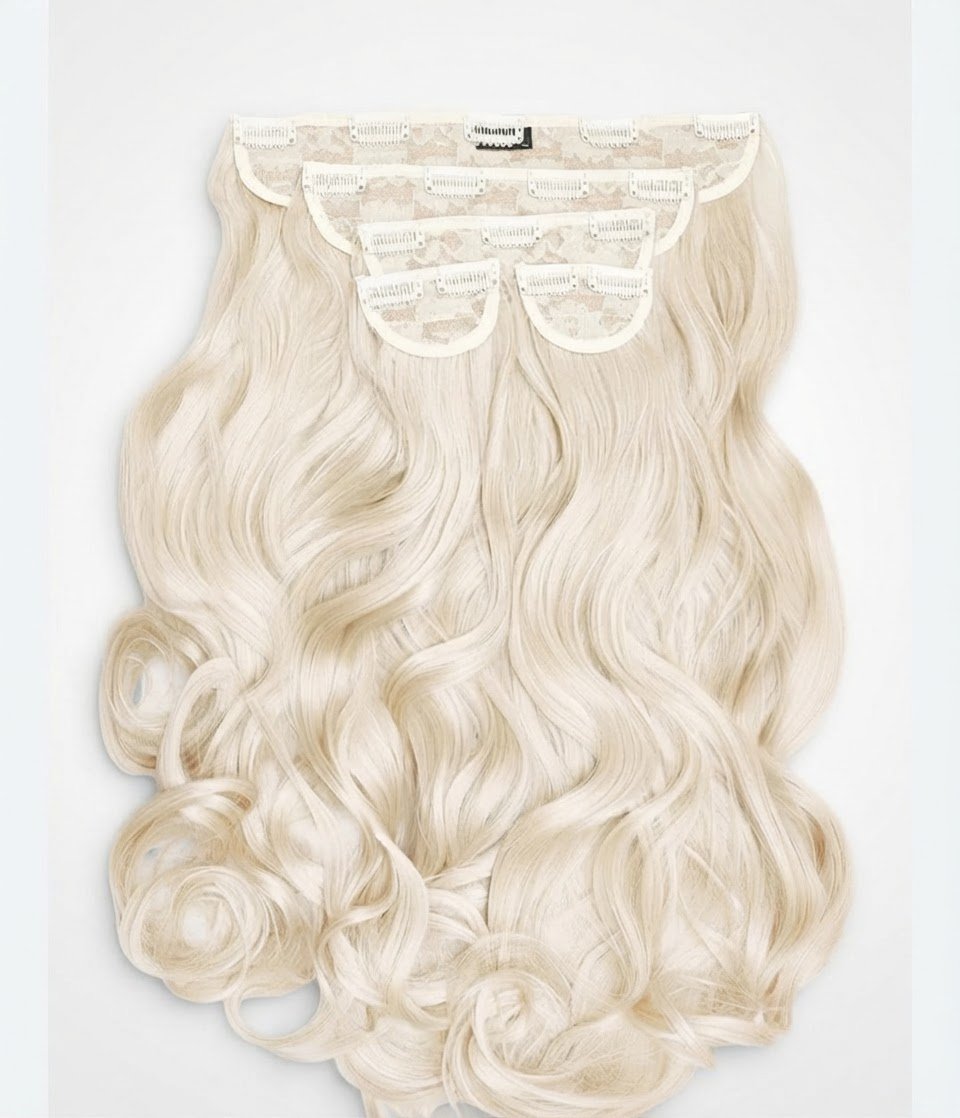  Cinq extensions de cheveu bouclées de couleur blond clair équipées de barrettes à clips.