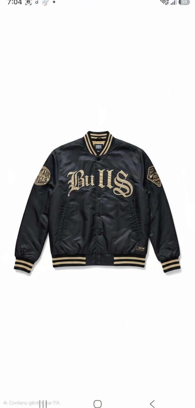 Veste bomber en satin noire et dorée aux couleurs de l'équipe de NBA des Chicago Bulls, qui ressemble à plusieurs modèles sportifs de marques comme Starter, Mitchell & Ness ou UNK