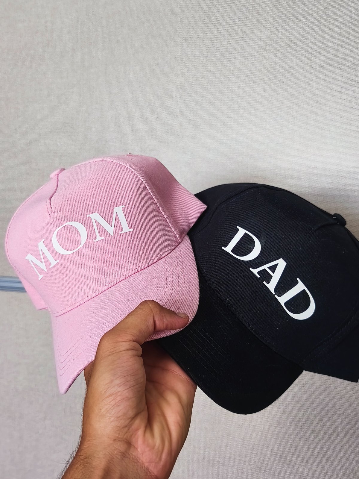 Deux casquette DAD & MOM