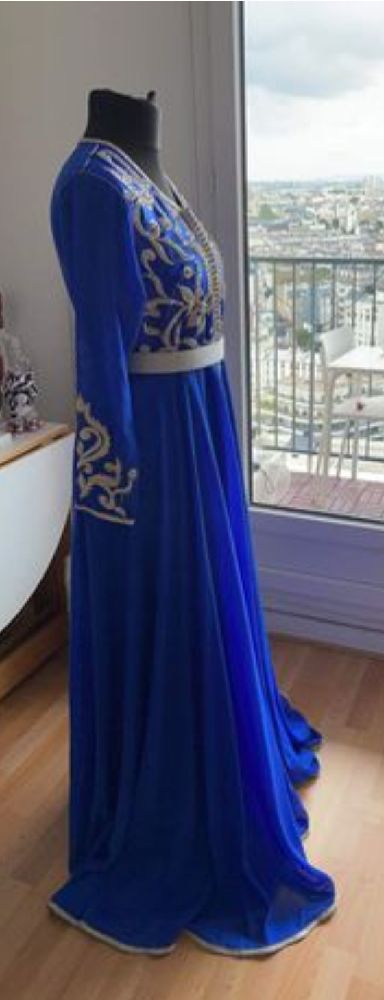 Caftan / robe soirée en bleu roi très chic 