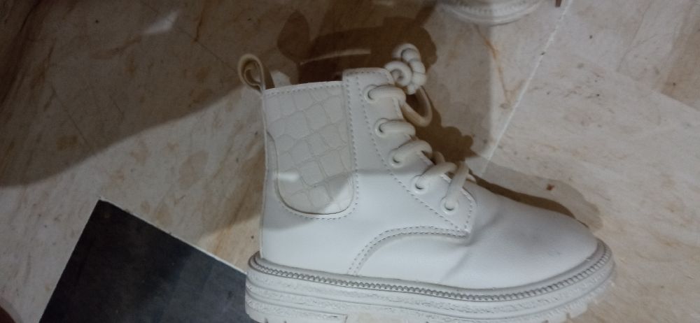 Botte fille en blanc pratique et chic 
