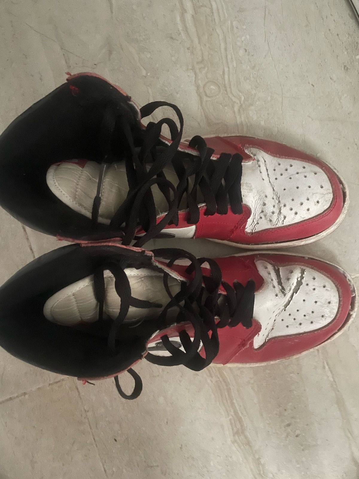 Chaussures air jordan noir et rouge