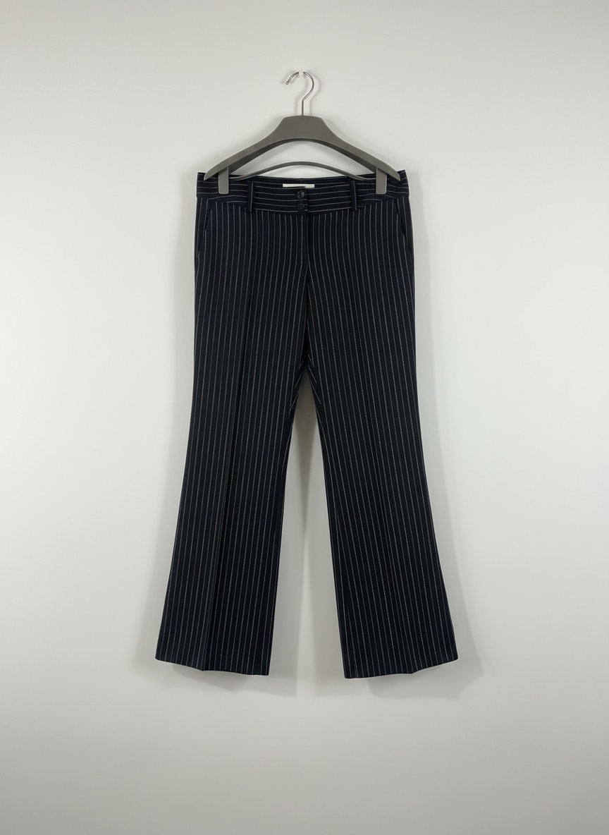 Pantalon elegant avec de subtiles rayures verticales
