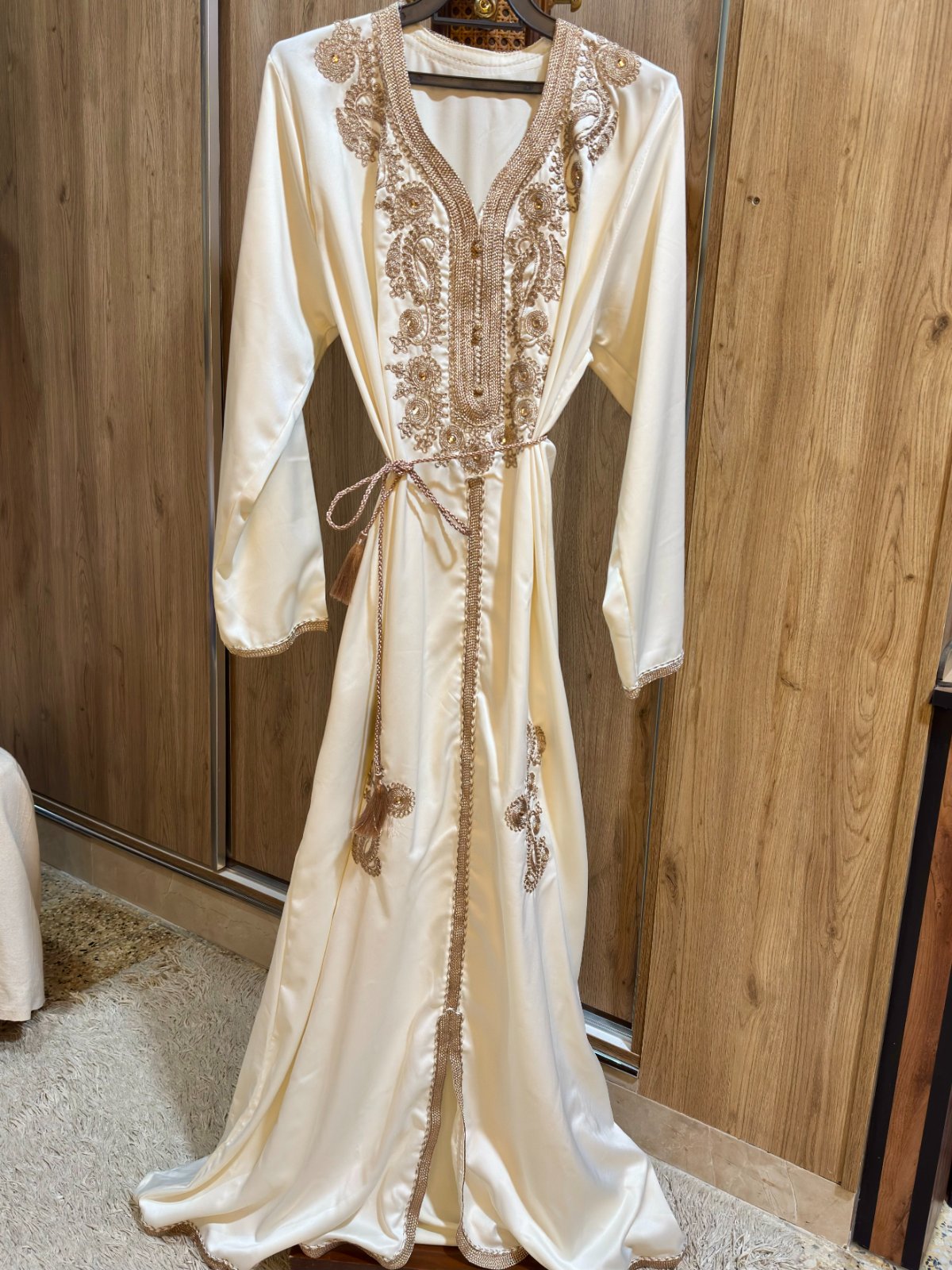 Caftan simple blanc cassé.