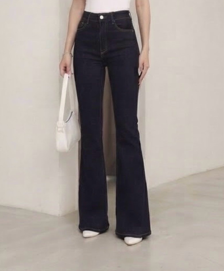 Dark denim pants high-waisted flare jeans avec taille etastique pour s'adapter a plusieurs morphologie