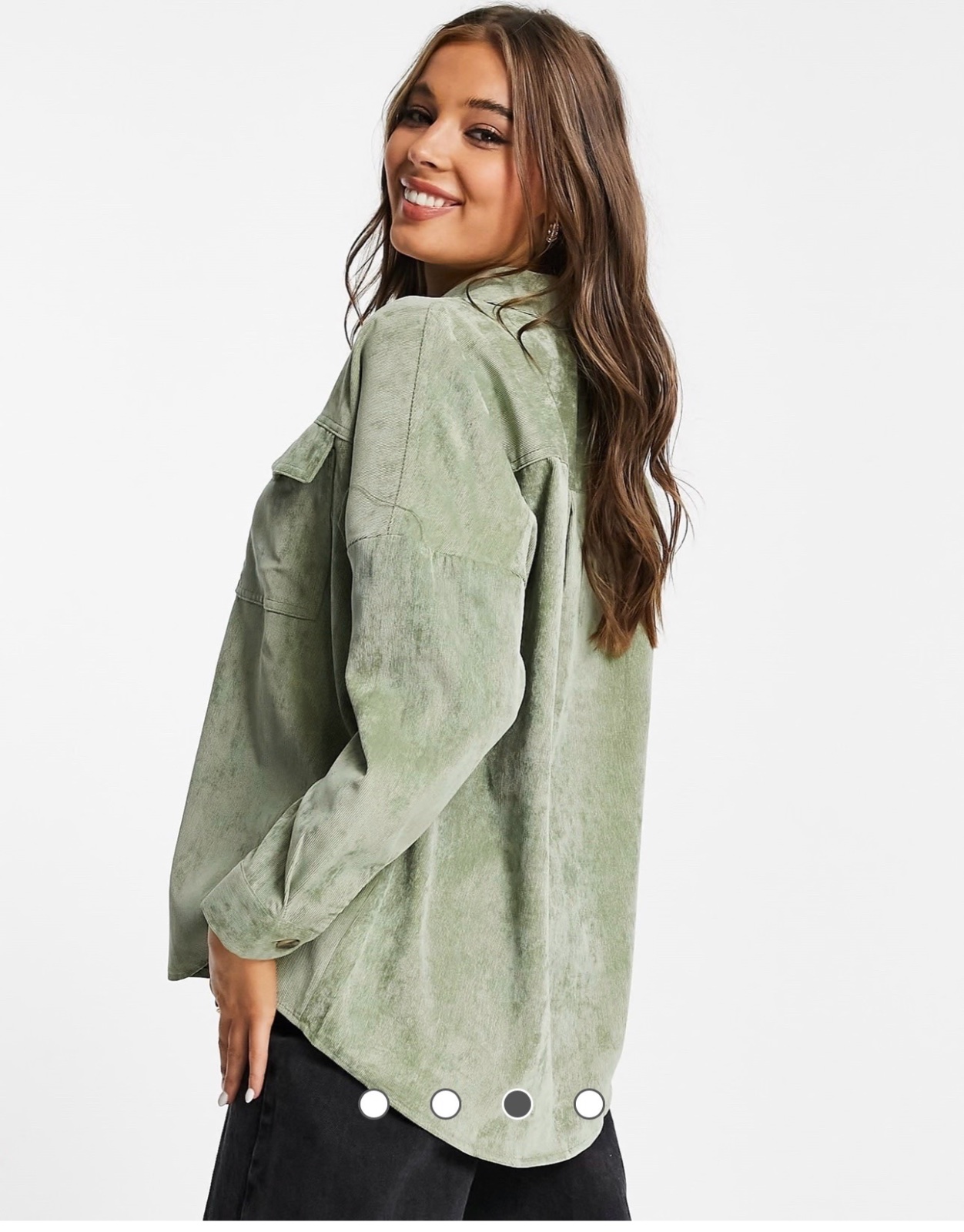 Surchemise oversize en velours côtelé de la marque Stradivarius, déclinée dans une nuance vert sauge / kaki clair Taille L