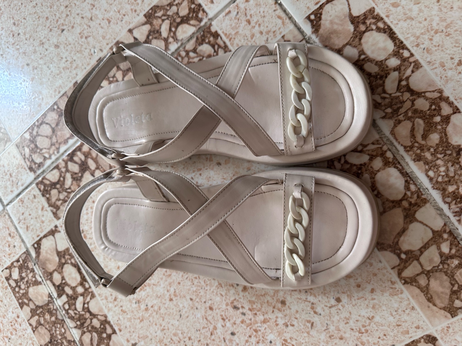 Sandales beige clair en tres bon etat Pointure 40 ylabes 39