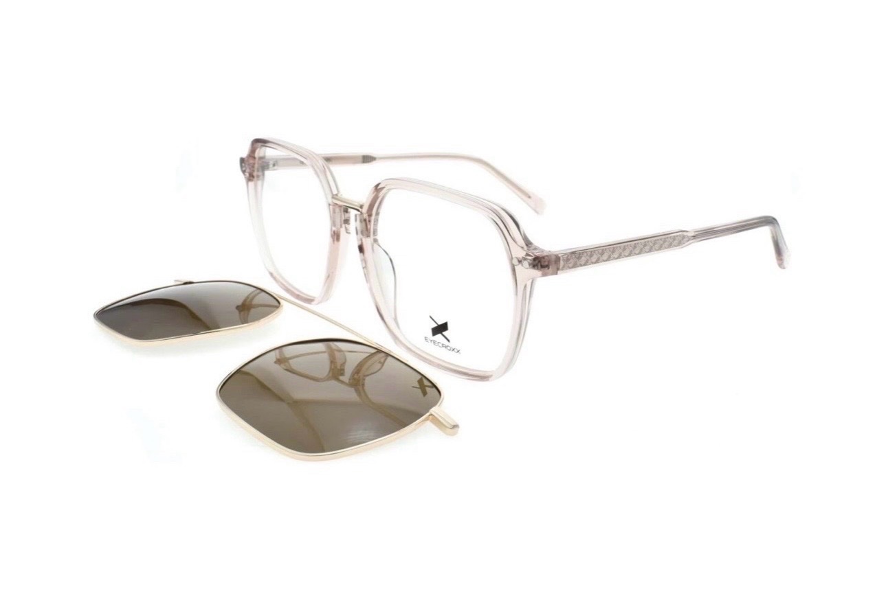 A vendre lunettes de vue avec applique solaire eyecroxx 100% authentique solaire en bon etat couleur nude rosé