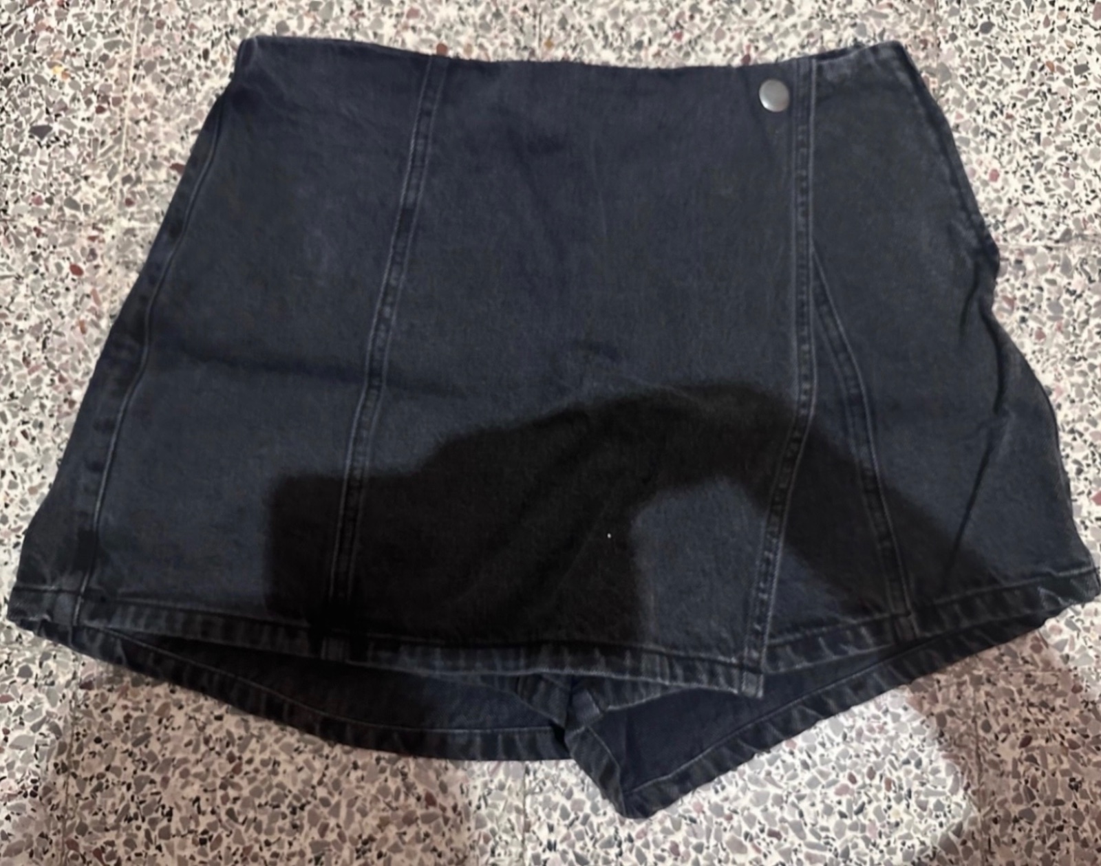 Jupe short noir délavé en jean et une fermeture boutonnée sur le côté de la marque stradivarius gris foncé