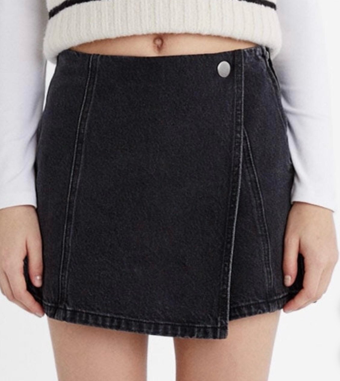 Jupe short noir délavé en jean et une fermeture boutonnée sur le côté de la marque stradivarius gris foncé