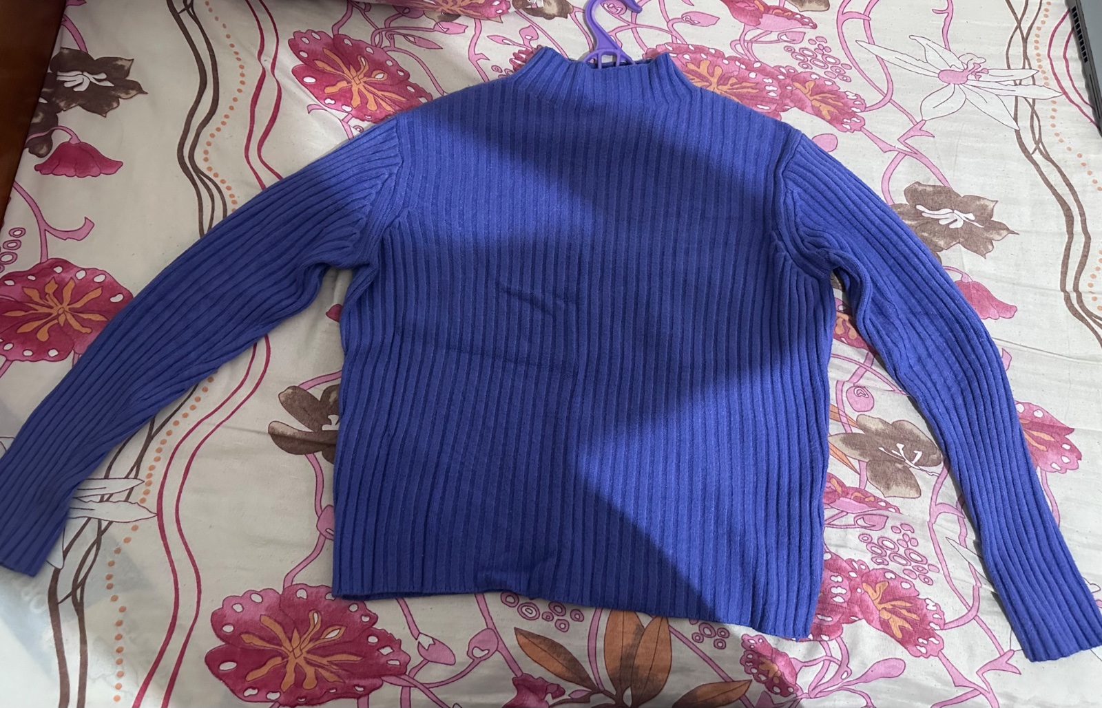 Pull en maille côtelée de couleur bleu pervenche / violet