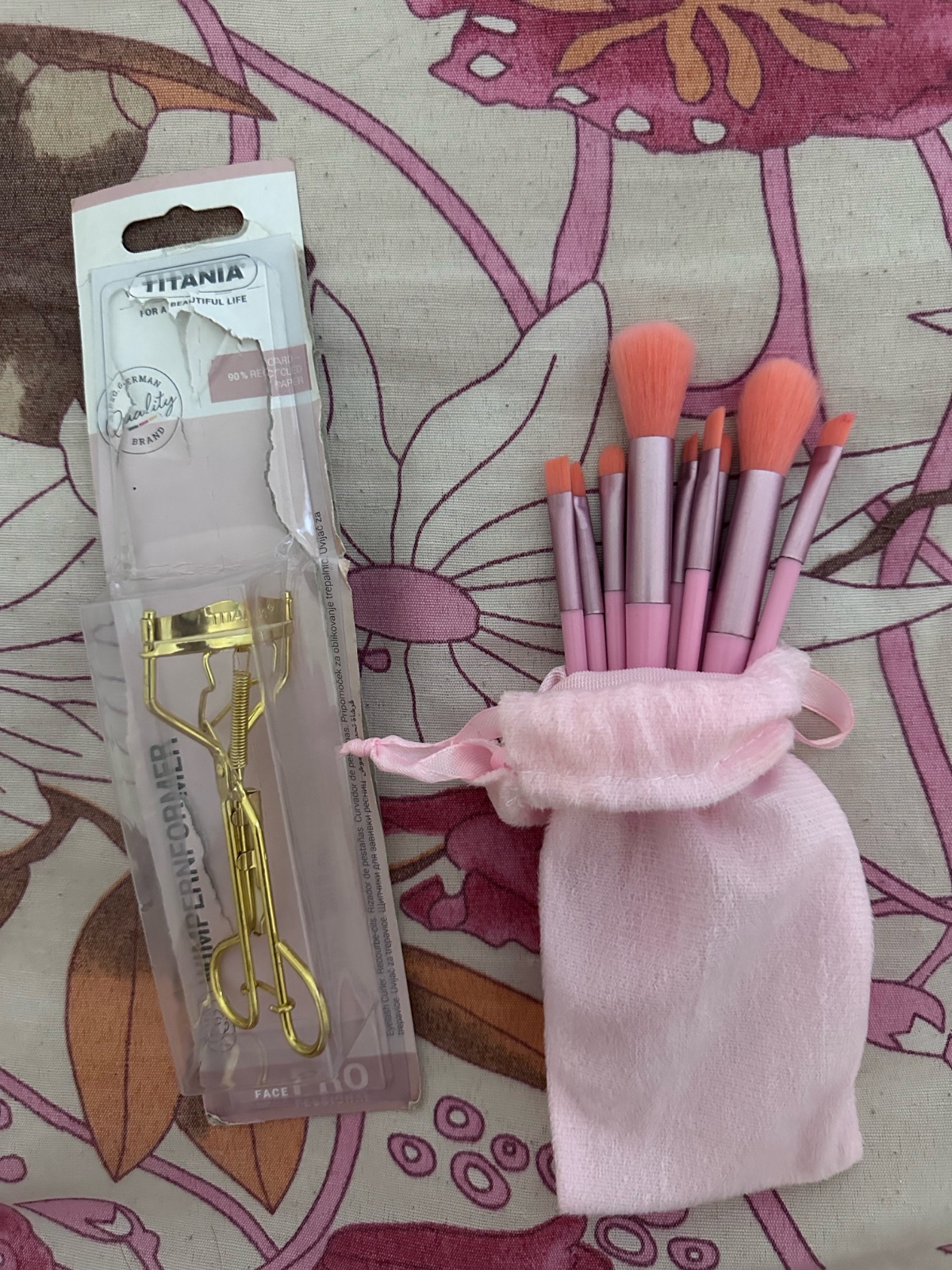 9 pinceaux shein avec eyelash curler titania jamais utilisé 