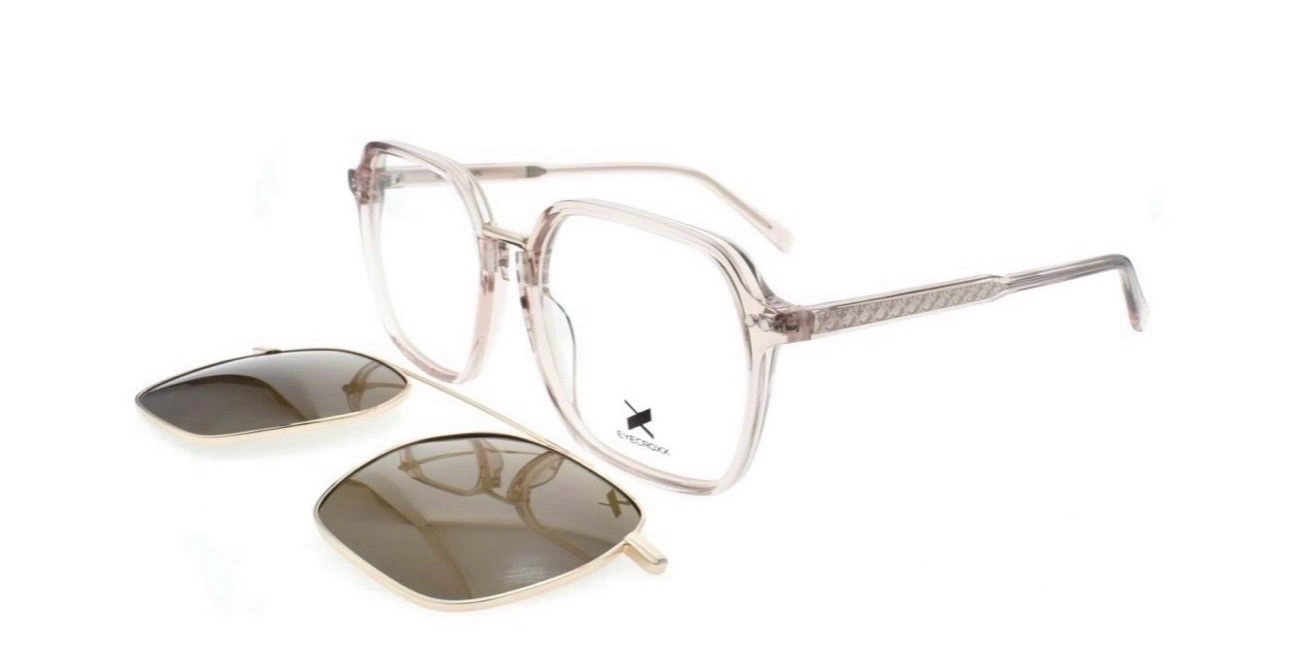 A vendre lunettes de vue avec applique solaire eyecroxx 100% authentique solaire en bon etat couleur nude rosé