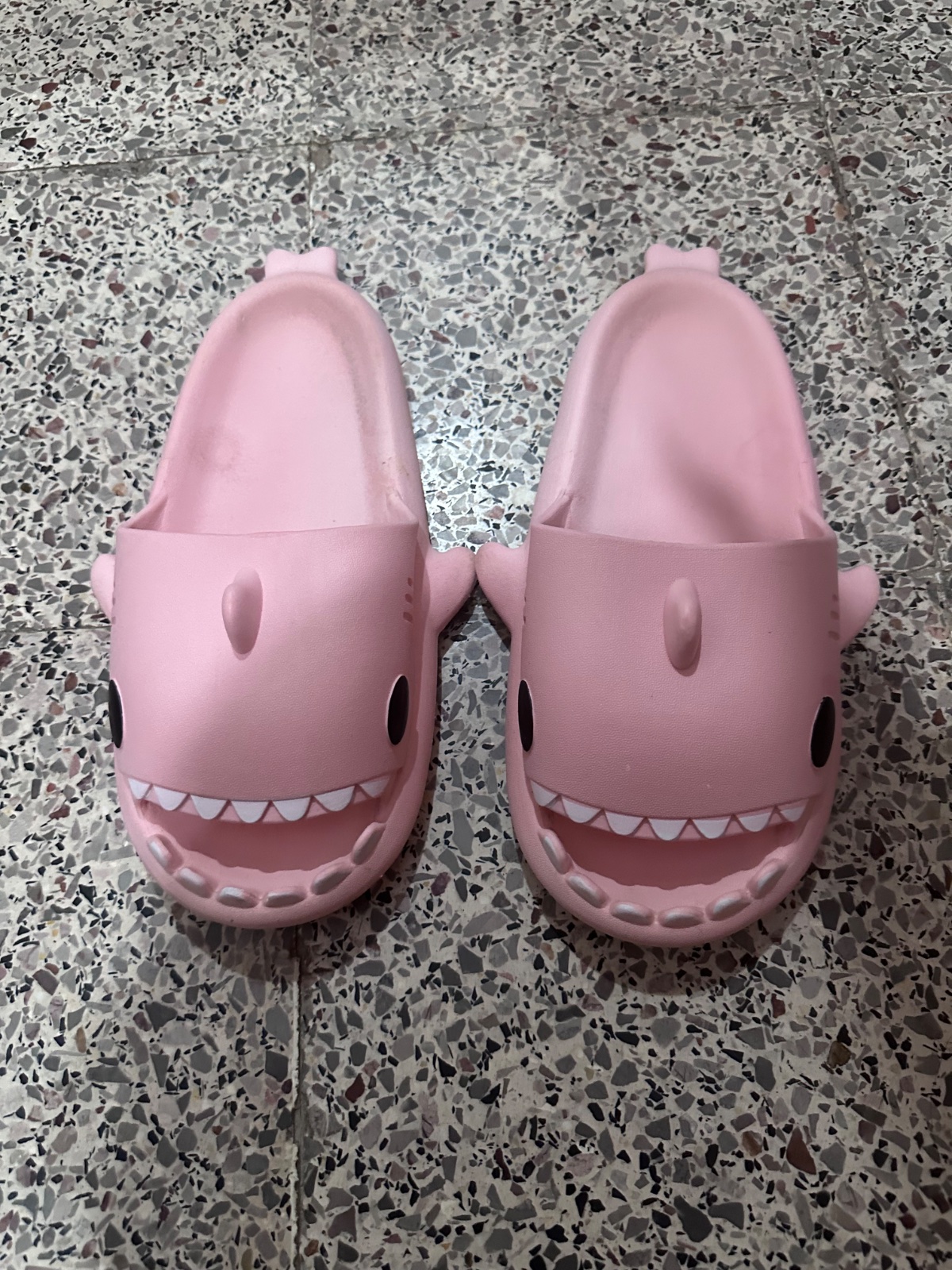 Claquettes requin en tres bon etat