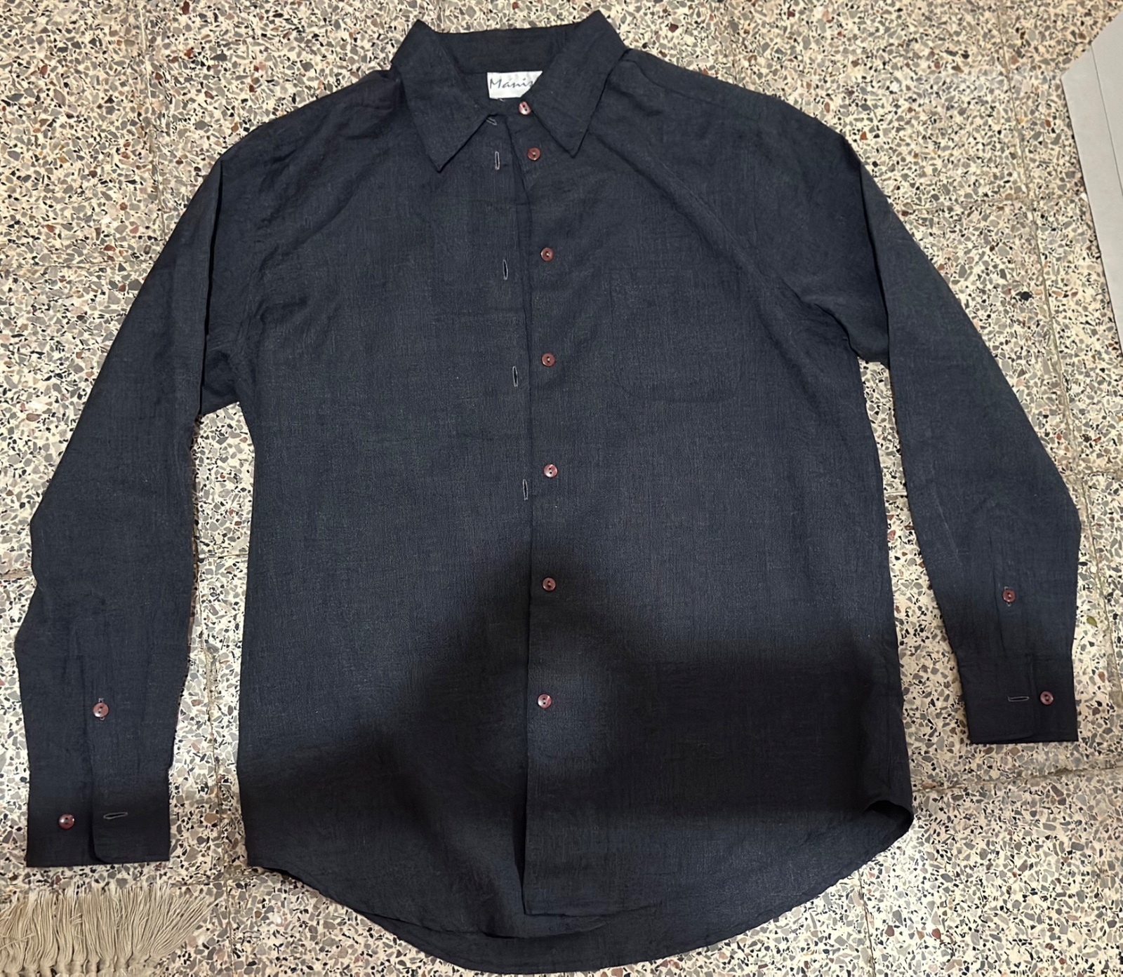 Chemise à manches longues de la marque « Mánish » présente une coupe droite classique et intemporelle