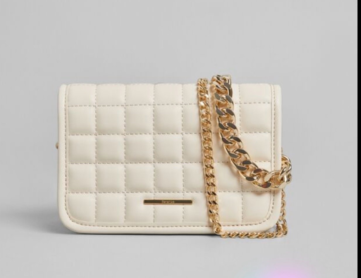 Sac bershka en tres bon etat a doubles bandoulieres amovible en similicuir avec un motif matelassé à surpiqûres carrées régulières