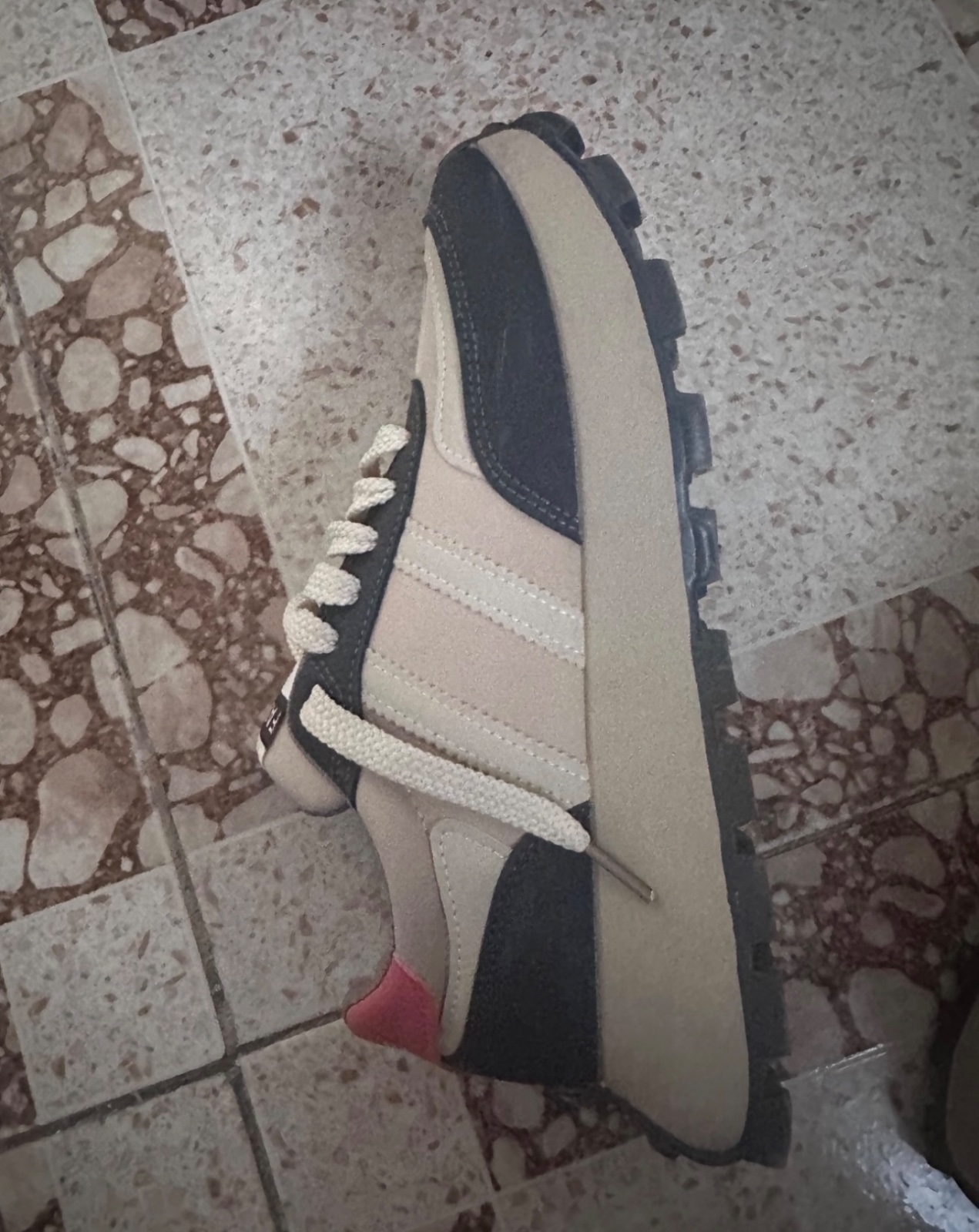 Basket modèle inspiré des sneakers de style New Balance 327