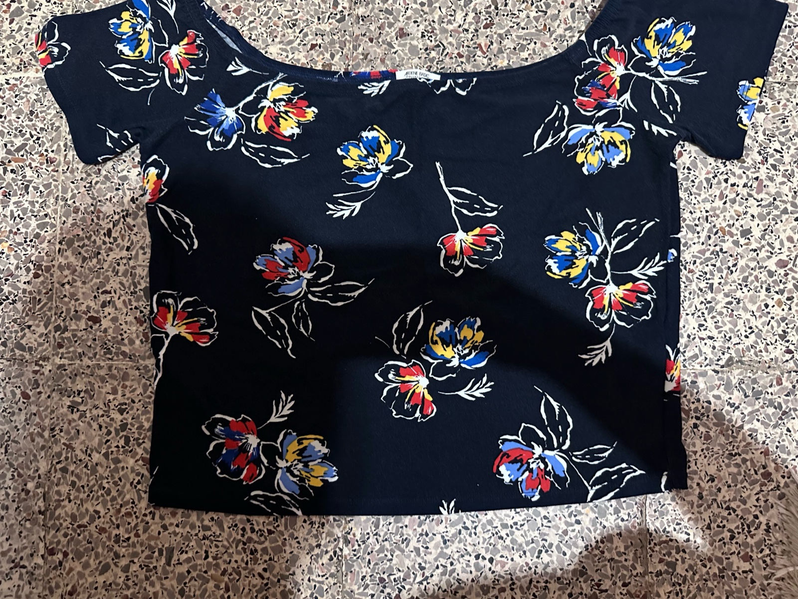 Haut col bateau de la marque Adene en tres bon etat taille XL mais ylabs L