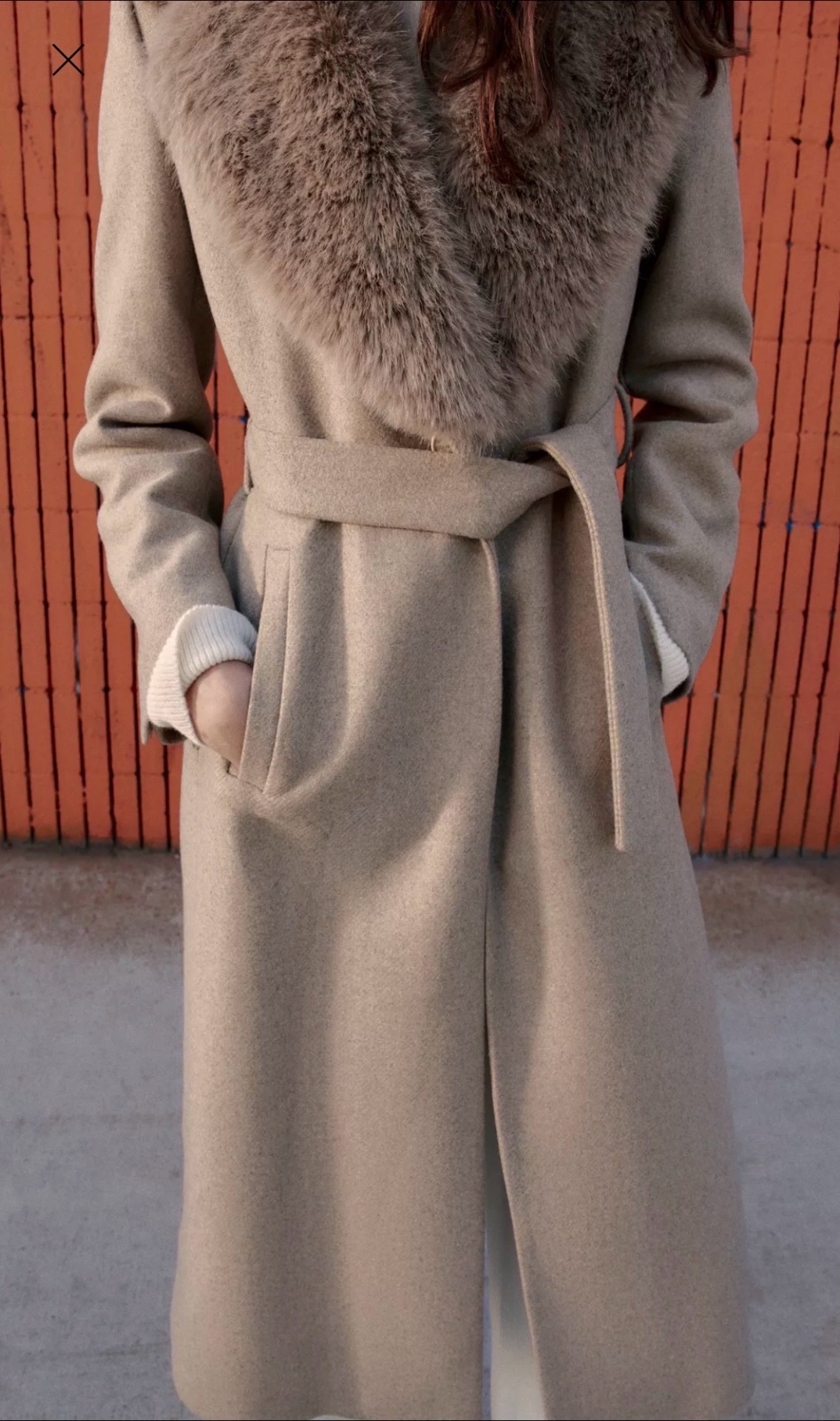 Manteau en laine avec col en fausse fourrure et ceinture 