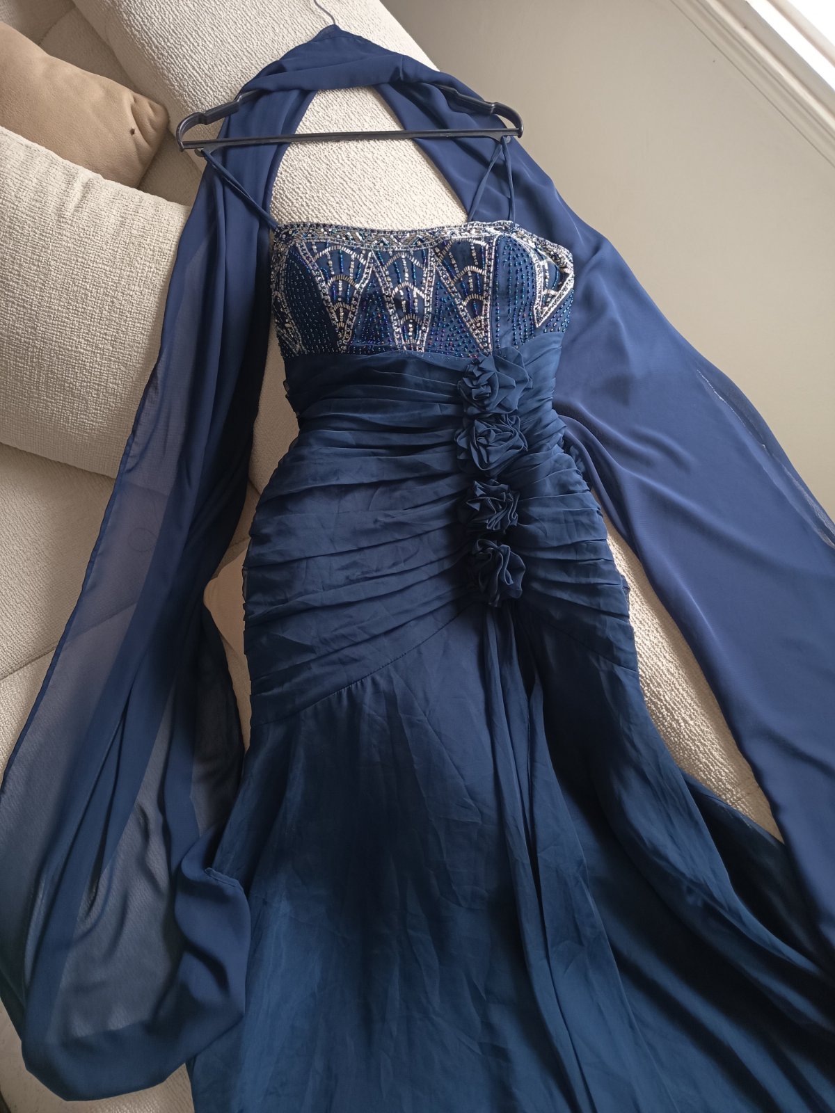 Robe de soirée bleu marine avec écharpe – Taille L. 