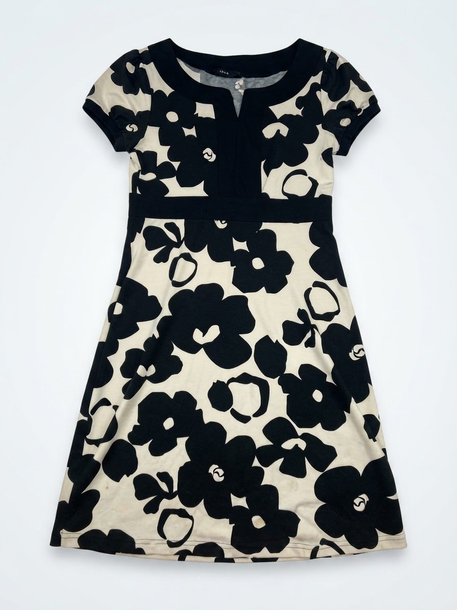 La robe est noire et blanche et confortable pour les enfants de 10 ans. 