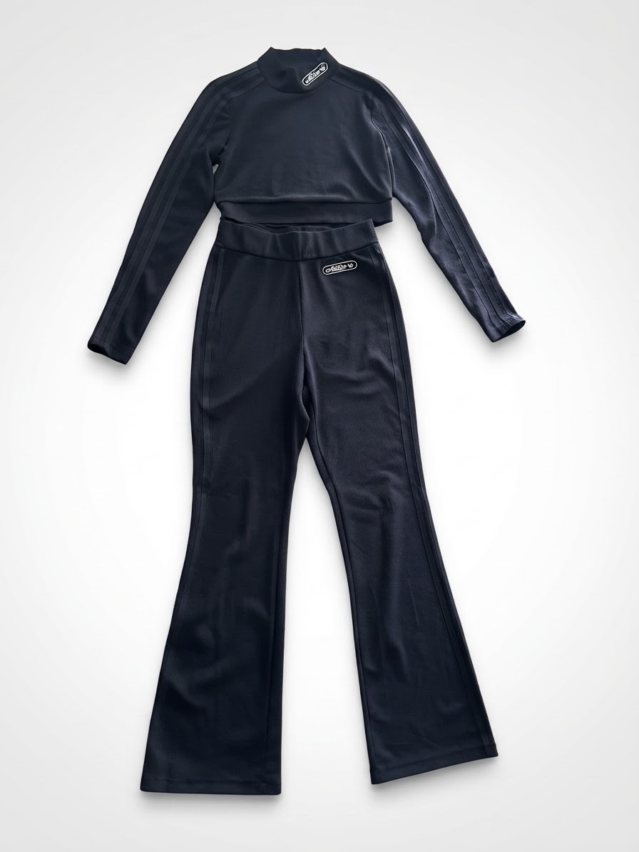 Un ensemble de sport deux pièces de couleur Bleu 