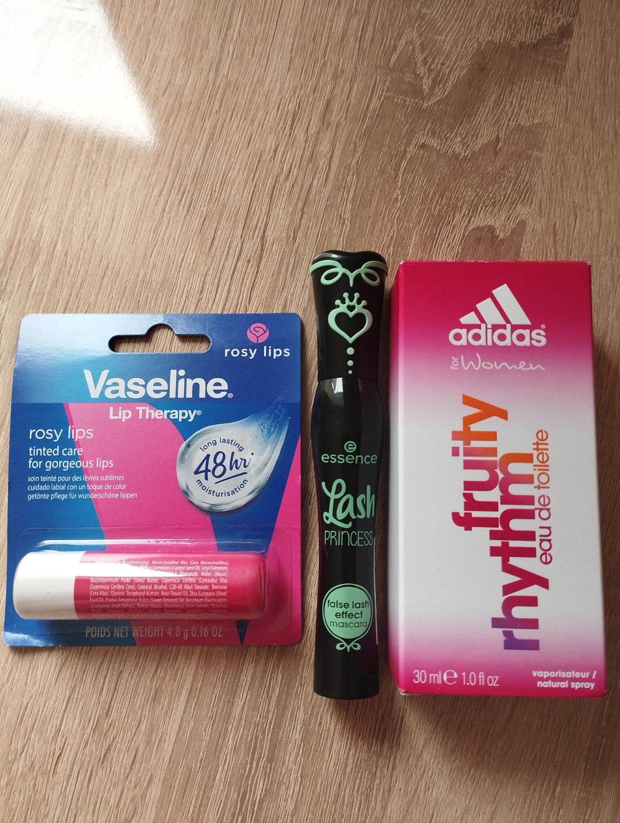 Lot de 3 produits de beauté : Vaseline, Essence, Adidas