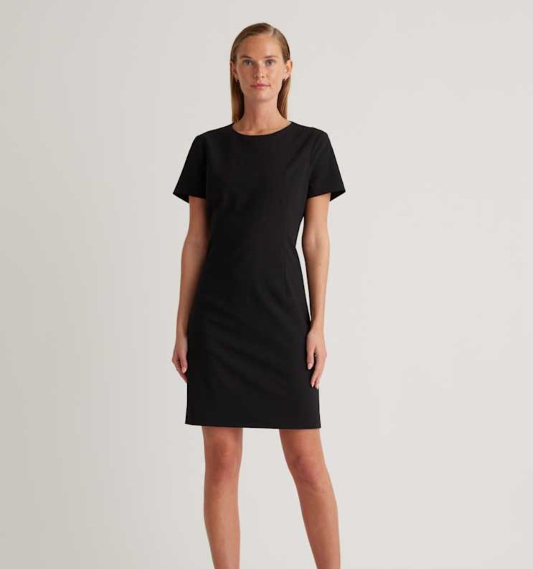 Robe noir posée 