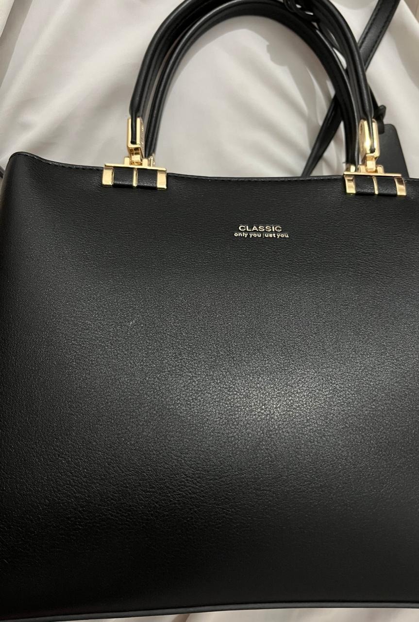 Sac moyen à bandoulière de couleur noir jamais porté ou utilisé