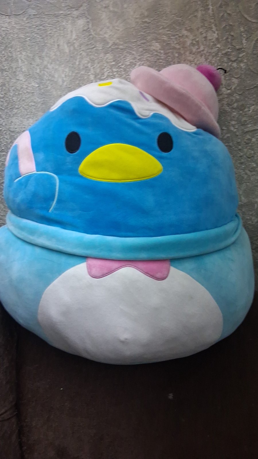 Squishmallow Sanrio représentant Tuxedo Sam déguisé en sundae à la glace.