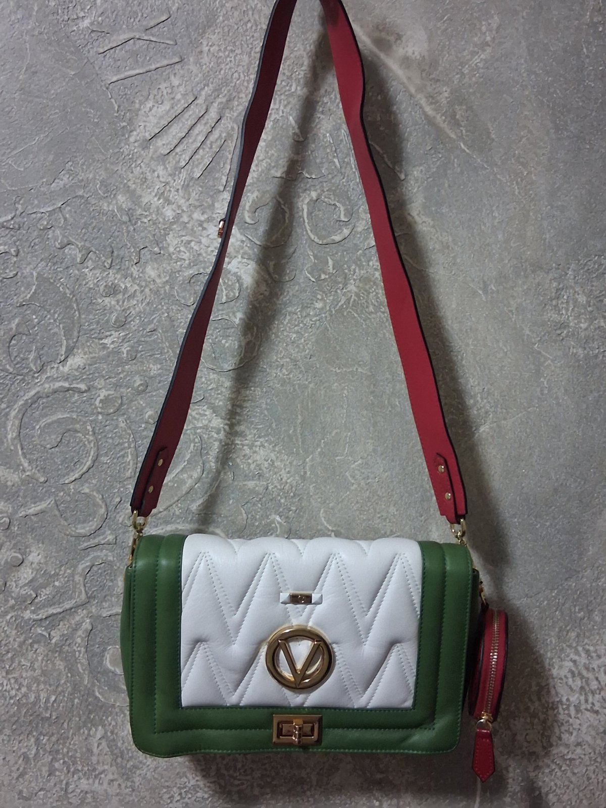 Alice Quilted Leather Crossbody Bag de la marque Valentino by Mario Valentino (dans son coloris Green Grass / White / Lipstick).