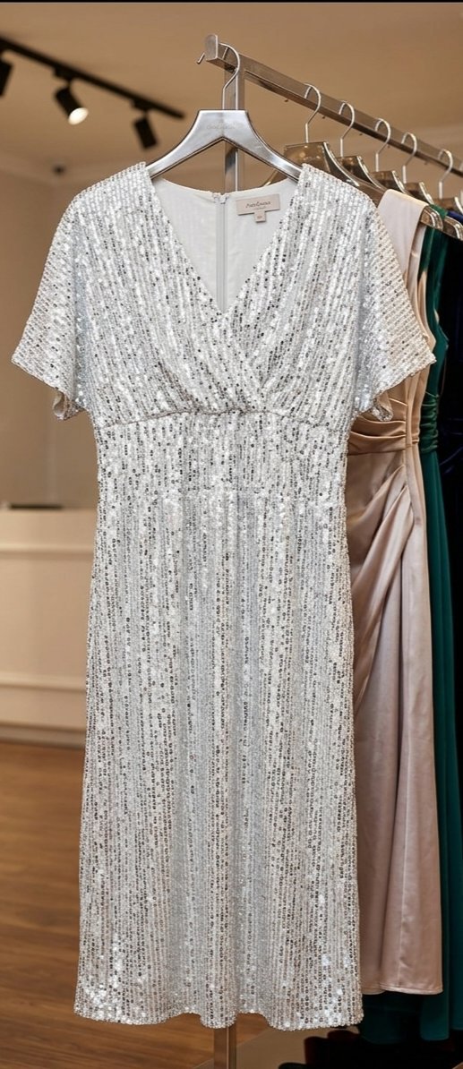 Robe soirée jamais portée avec ticket tlabes 48 et 50