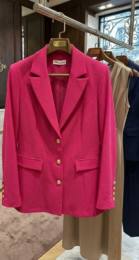 Blazer rose fouchia avec des boutons doré 