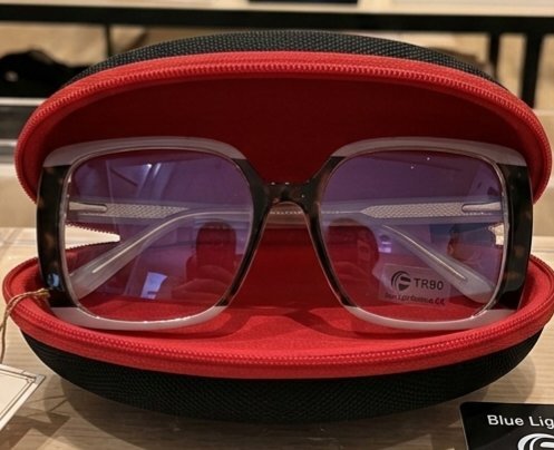 Lunettes optic trop stylé en rose nude avec  petit détail tigre 