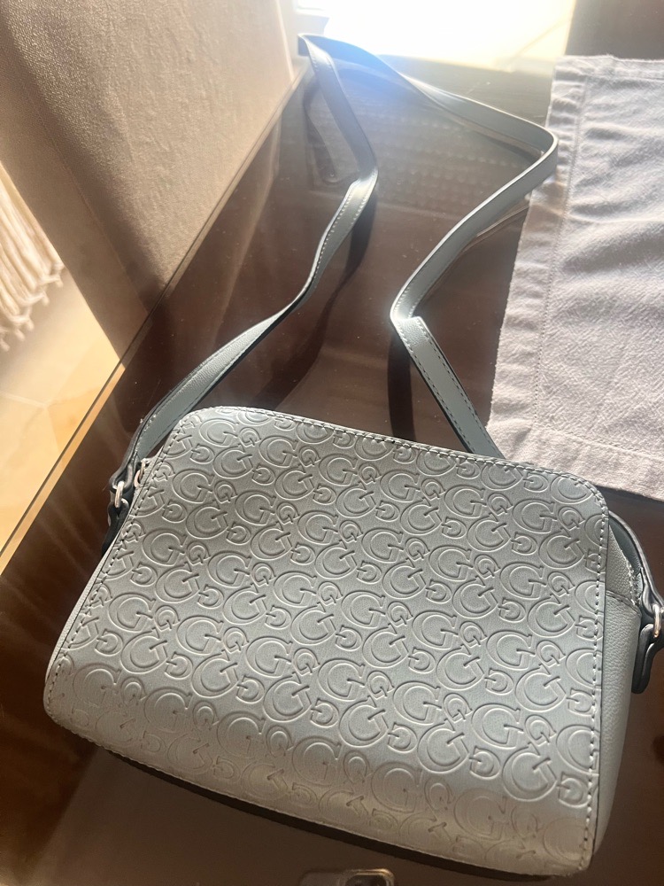 Je vend ce magnifique sac guess
