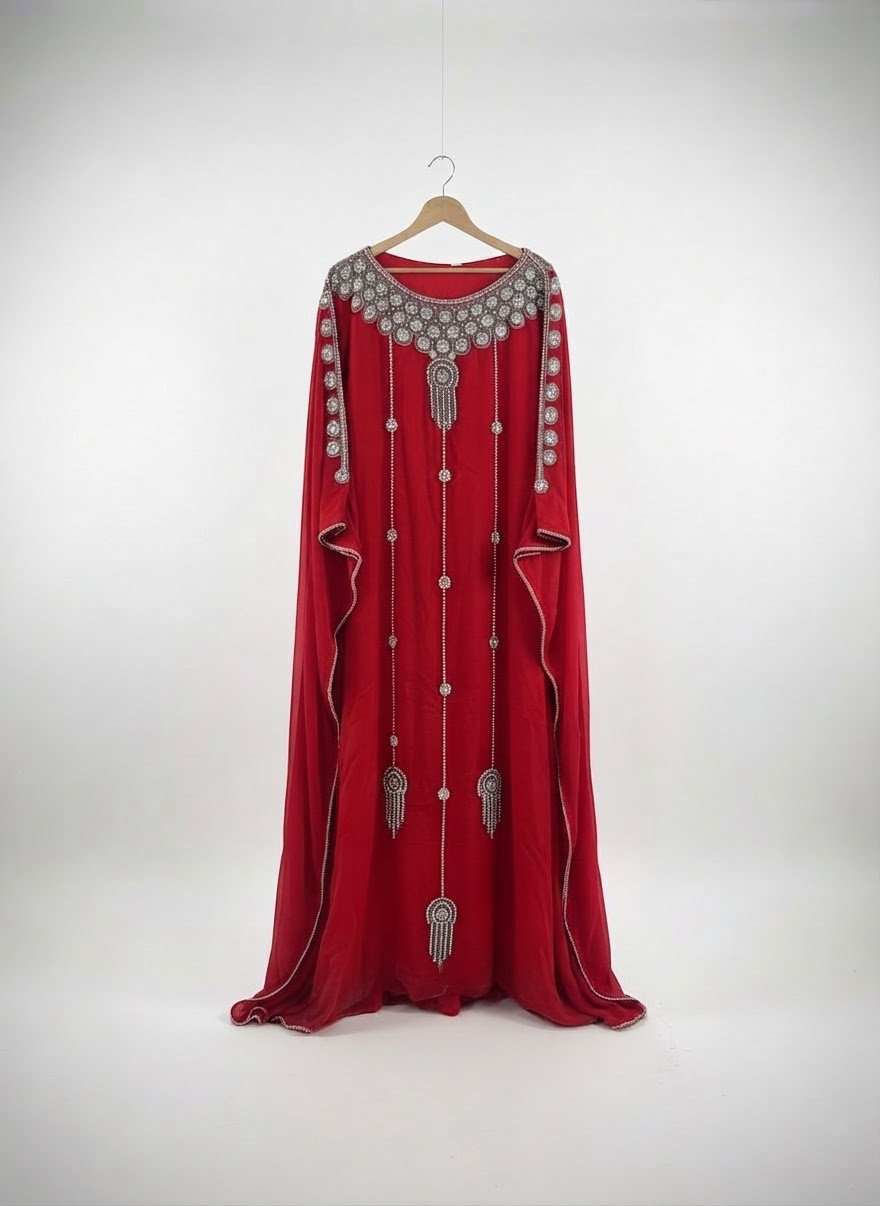 Un long caftan rouge fluide