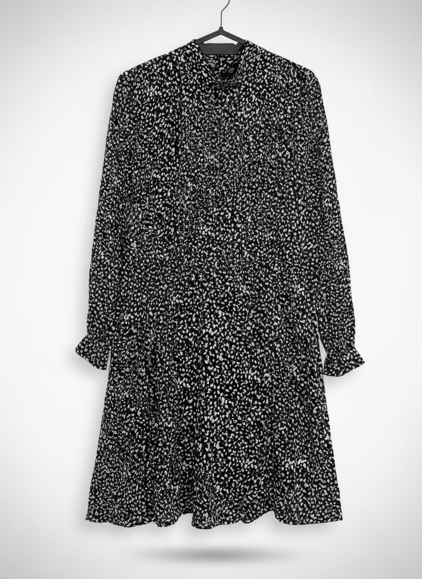 Cette robe noire et blanche à motif tacheté est un modèle de la marque Zara