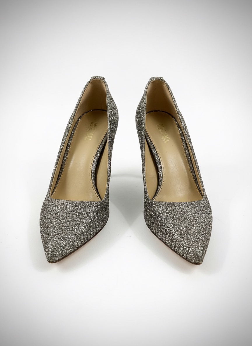 Ces escarpins sont modèle Dorothy de la marque Michael Kors. 