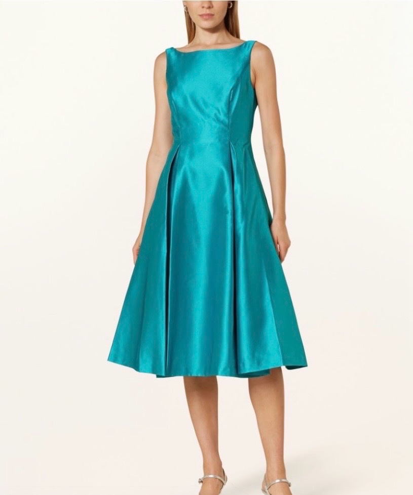 Robe sans manches de couleur turquoise vif avec une jupe évasée à plis.