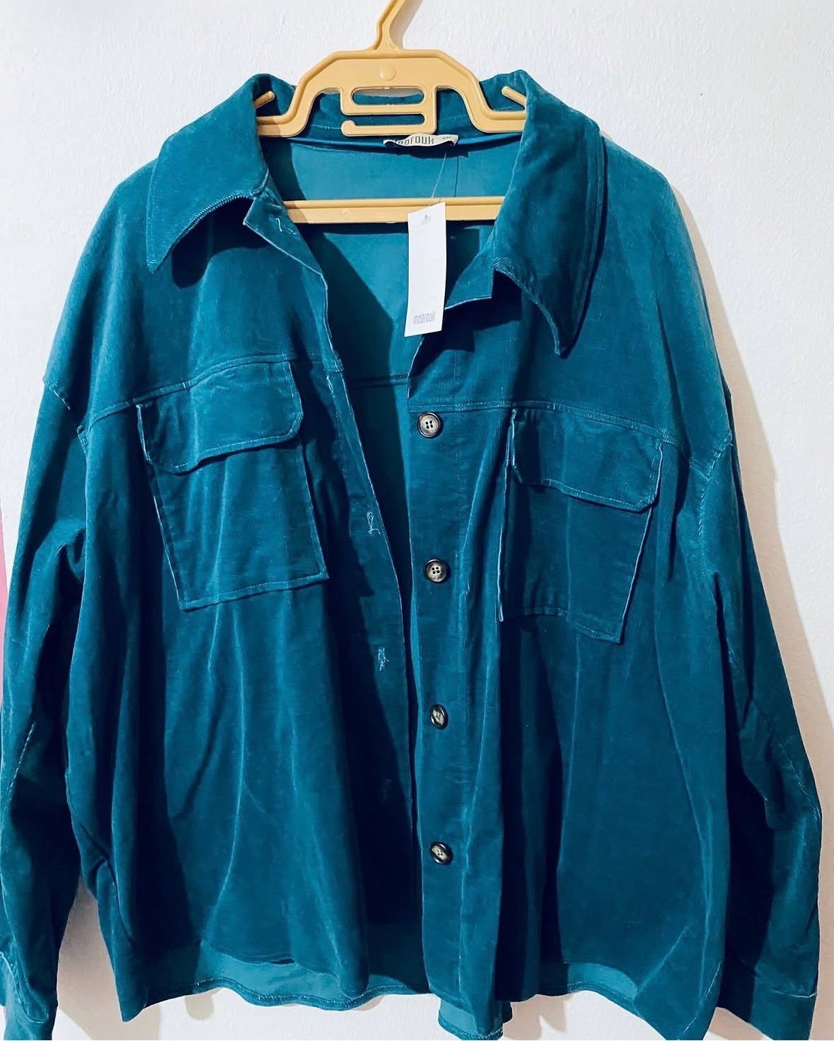 Veste Chemise mabrouk de magnifique teinte bleu canard et ses deux poches plaquées sur la poitrine.