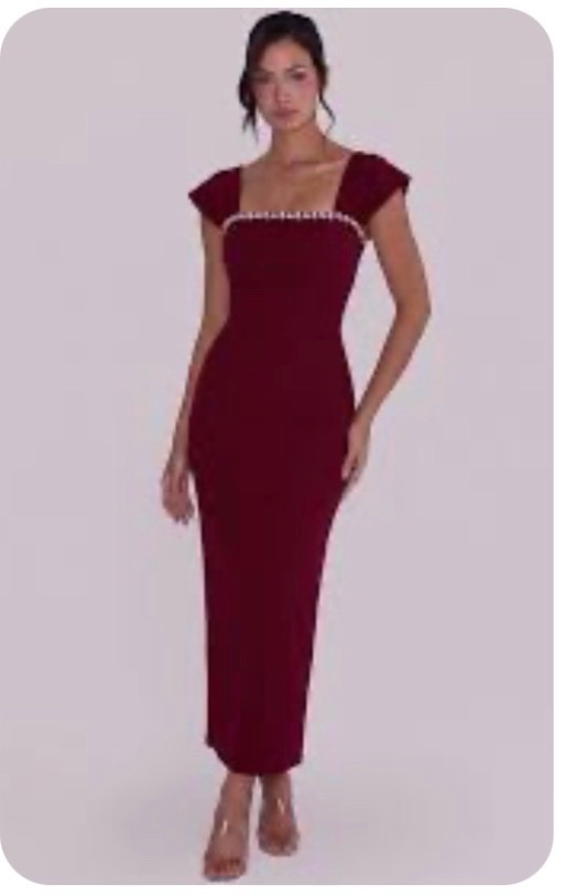 Robe de soirée rouge bordeaux dotée de manches courtes bouffantes et d'un délicat détail scintillant le long de l'encolure.
