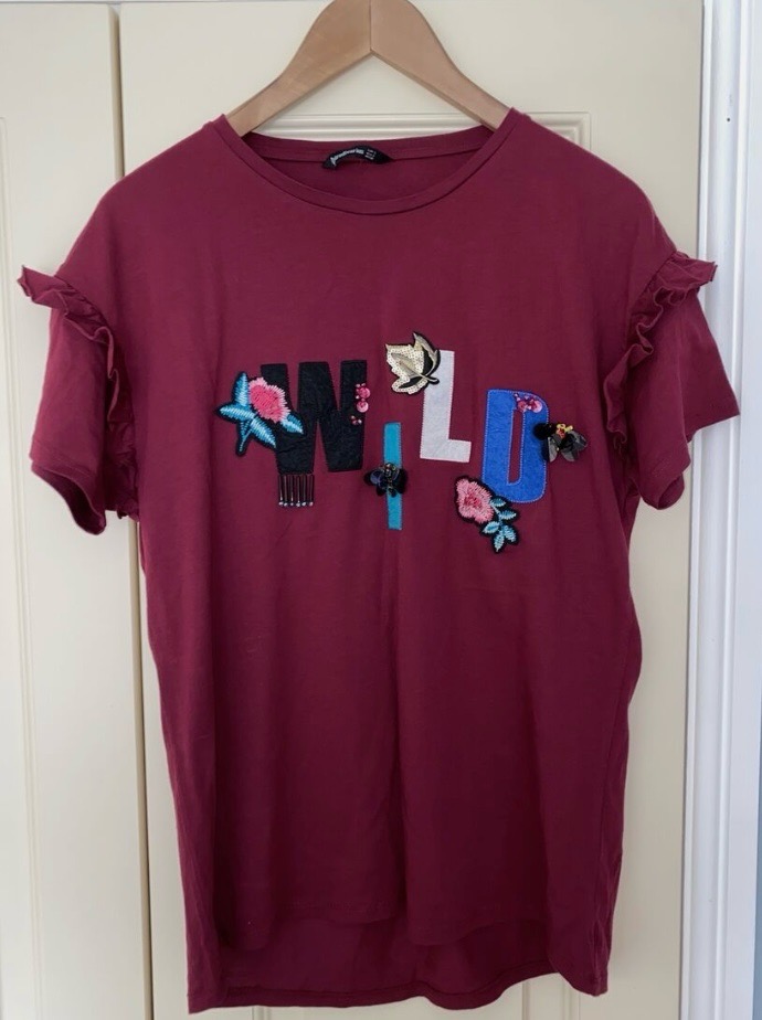 STRADIVARIUS BURGUNDY WILD EMBROIDERED TSHIRT SIZE L