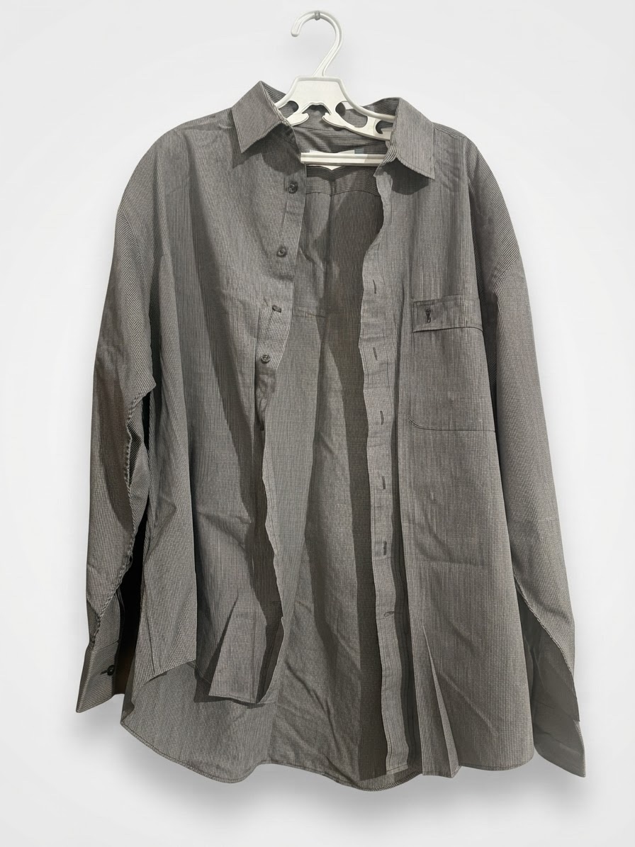 Chemise vintage Yves Saint Laurent pour homme, caractérisée par sa couleur gris anthracite texturée à micro-motifs ou fines rayures