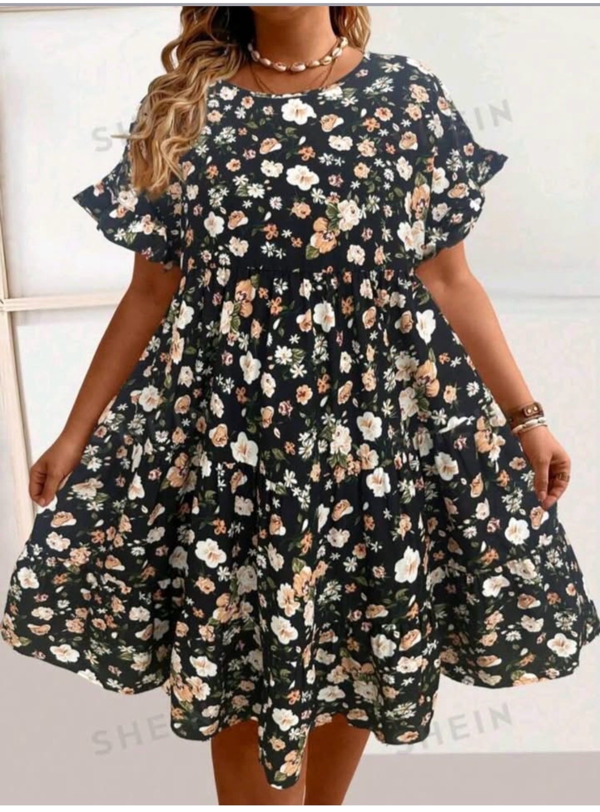 Robe mi-longue à motif floral présente des manches courtes ornées de volants taille 5xL