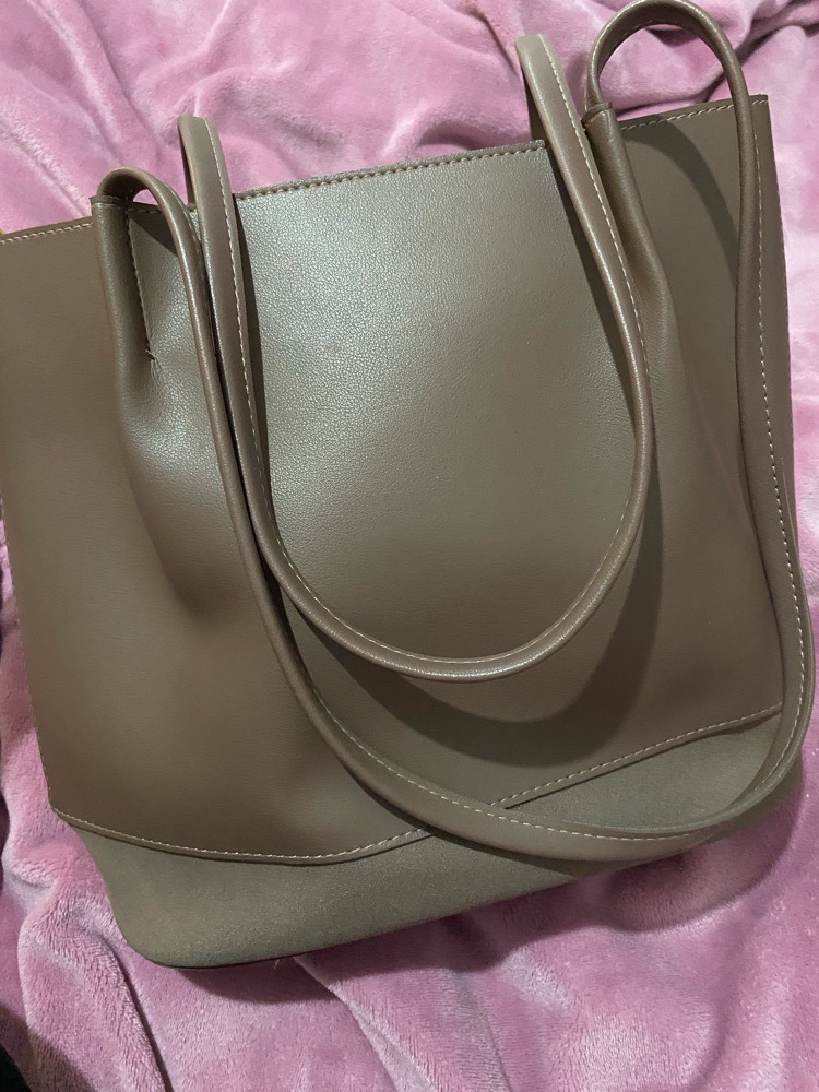 Sac en cuir très confortable et beau qui peut contenir beaucoup de choses