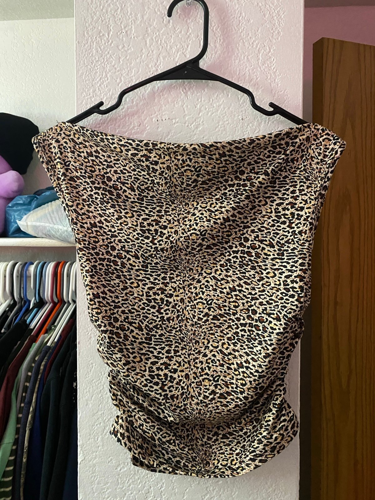 Top drapé à motif léopard de la marque SHEIN