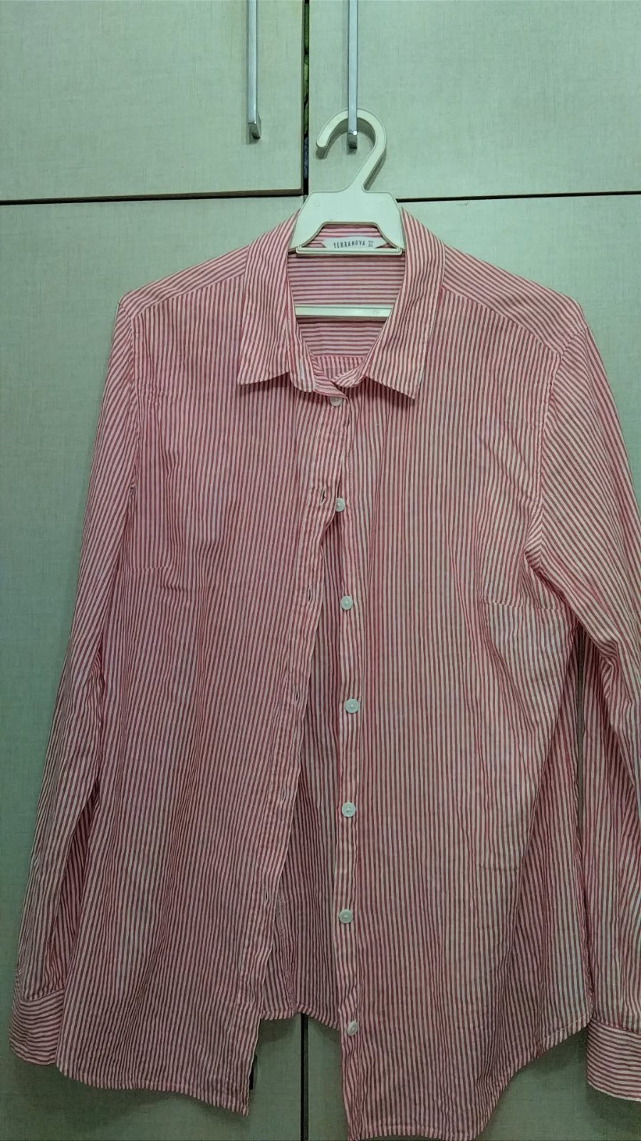 Chemise rouge avec des rayures blanches 