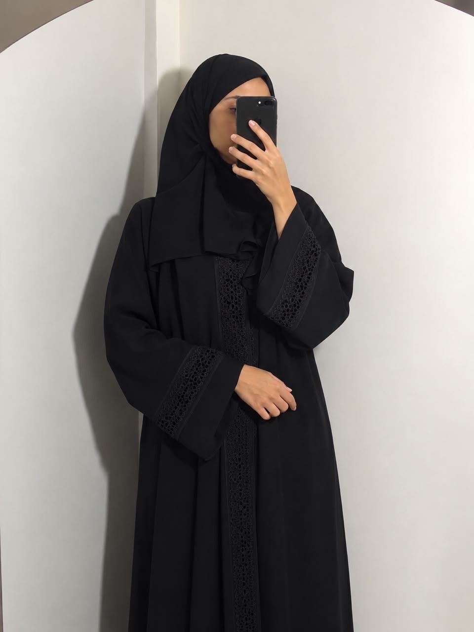 Abaya saoudienne moderne - Broderie élégante (Plusieurs couleurs)