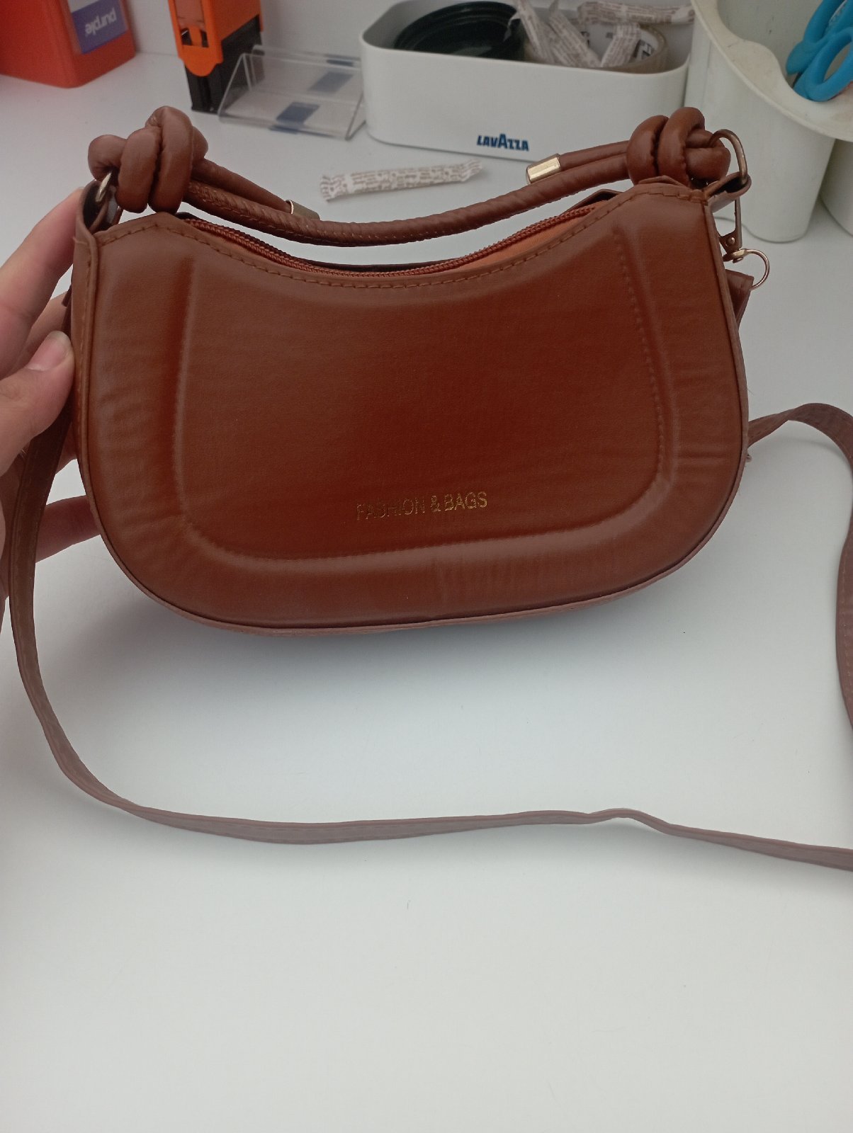 2 sac marron très tendance +ceinture+un petit porte monnaie Les cadeaux : boucle d'oreille blue gratuit Set marron gratuit taille M/L(jupe et pull) pull marron et blanc 