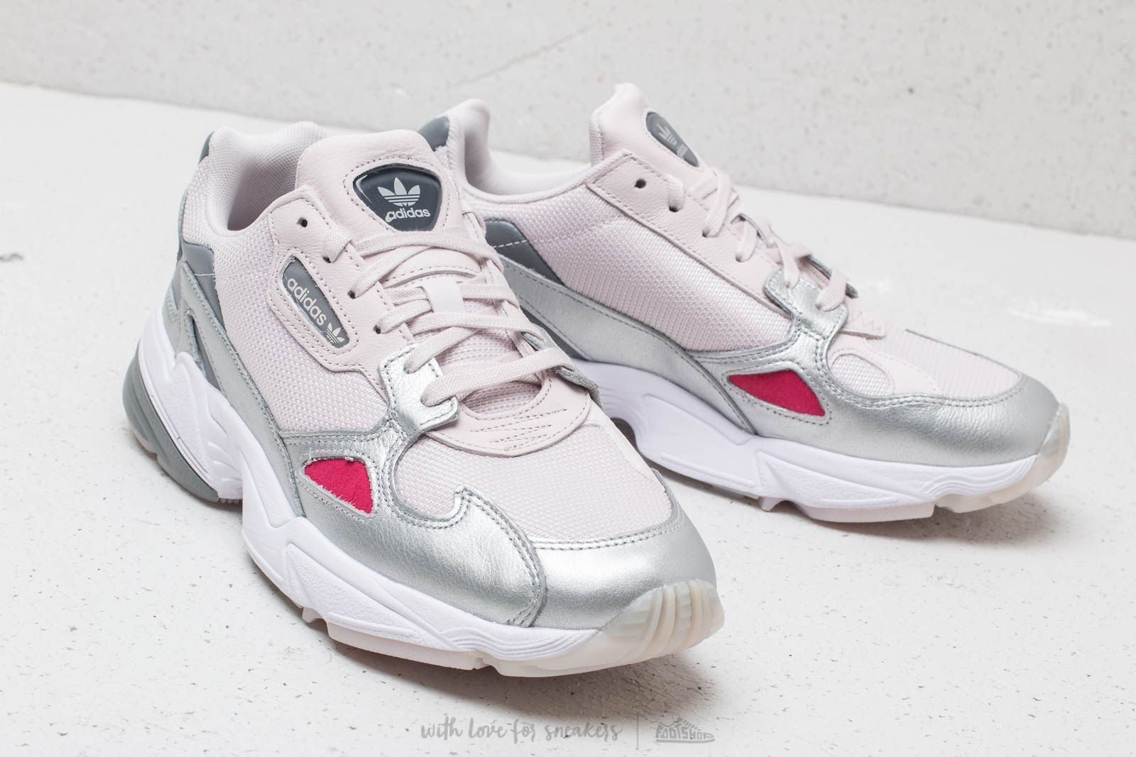  basket Adidas Falcon blanche. 